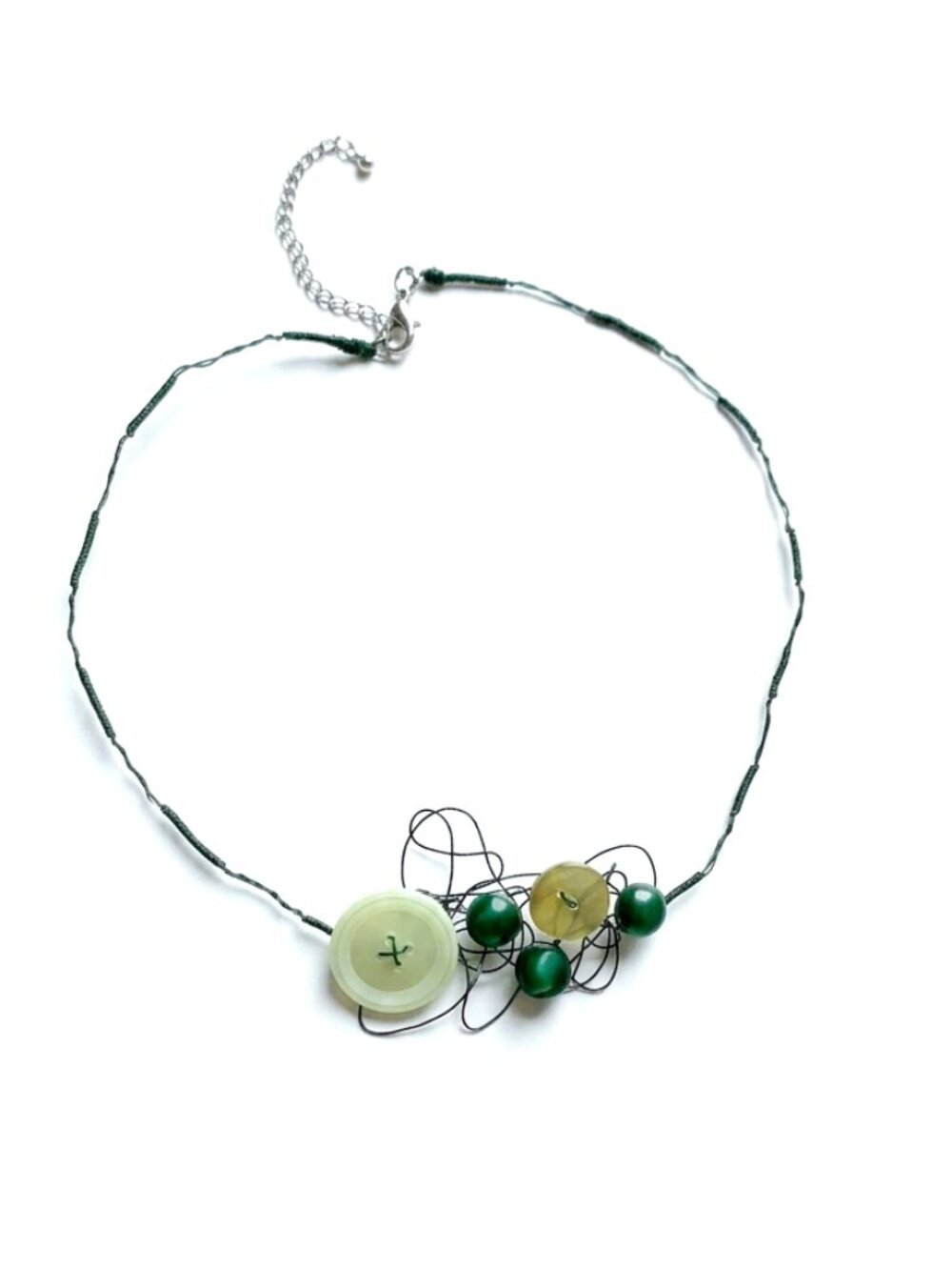 CREATION - Short necklace Wire & vintage buttons - green beige